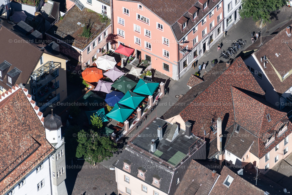 4032372 | RADOLFZELL AM BODENSEE 12.06.2020 Tische und Sitzbänke der Freiluft- Gaststätte Gasthaus Kreuz in Radolfzell am Bodensee am Bodensee im Bundesland Baden-Württemberg, Deutschland. // Tables and benches of open-air restaurant Gasthaus Kreuz in Radolfzell am Bodensee at Bodensee in the state Baden-Wuerttemberg, Germany. Foto: Gerhard Launer