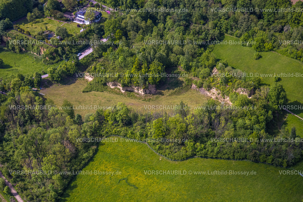 Buende240505181NSG-ImDoberg | Luftbild, Naturdenkmal Doberg, geologische Fundstätte tertiärer Fossilien, Ort mit Millionen Jahre Erdgeschichte, Doberg, Bünde, Ostwestfalen, Nordrhein-Westfalen, Deutschland