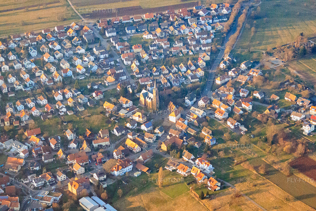 Luftbild: Dorfansicht von Südwesten mit Kirche St. Bonifazius im Ortsteil Schöllbronn in Ettlingen im Bundesland Baden-Württemberg in Deutschland. Foto: IMG_62060.jpg vom 31.01.2014 durch Werner Riehm/FLY-FOTO.deAuflösung des Originals: 4461 x 2974 px