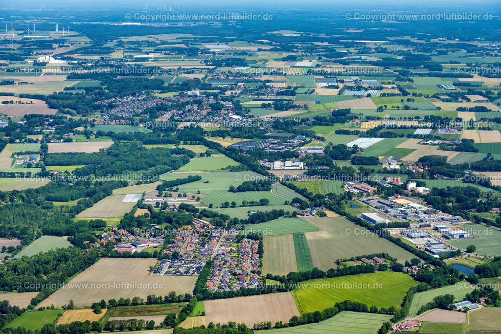 Calverslage_Gewerbegebiet_ELS_4982050623 | CALVESLAGE 05.06.2023 Wohngebiete am Feldrand landwirtschaftlicher Nutzflachen an der Straße Wiesenweg in Calveslage im Bundesland Niedersachsen, Deutschland. // Residential areas on the edge of agricultural land on street Wiesenweg in Calveslage in the state Lower Saxony, Germany. Foto: Martin Elsen