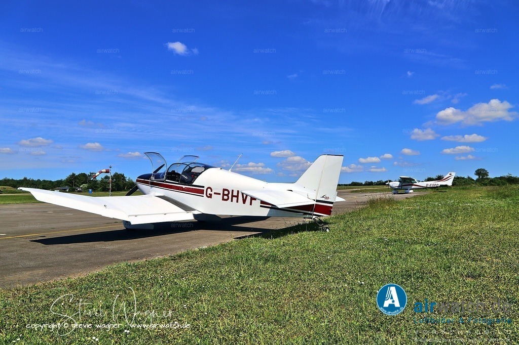 Jodel DR1050M - Flugplatz Husum - Die Konstruktion erfolgt aus Holz | Die Konstruktion erfolgt aus Holz mit einem Ganzholz-Rumpf und einem Ganzholz-Leitwerk, wobei die Flügel mit Dacron - Segeltuch versehen sind. Die Motorisierung kann auch mit einem Lycoming O-235 (108/118 PS) oder einem Jabiru 120 CV erfolgen. Das Fahrwerk ist entweder klassisch oder als Dreirad-Ausführung erhältlich, mit Gummi- oder Oleopneumatik-Dämpfern sowie Scheibenbremsen.