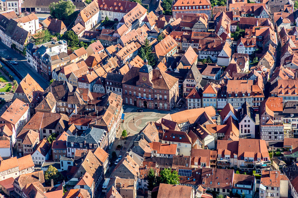 Aerial view: Circular square in front of the Tourist Office in Wissembourg in the state Bas-Rhin, France. – Photo: IMG_083025.jpg taken on 06/26/2015 by Werner Riehm/FLY-FOTO.com – Resolution of the original: 5309 x 3539 px