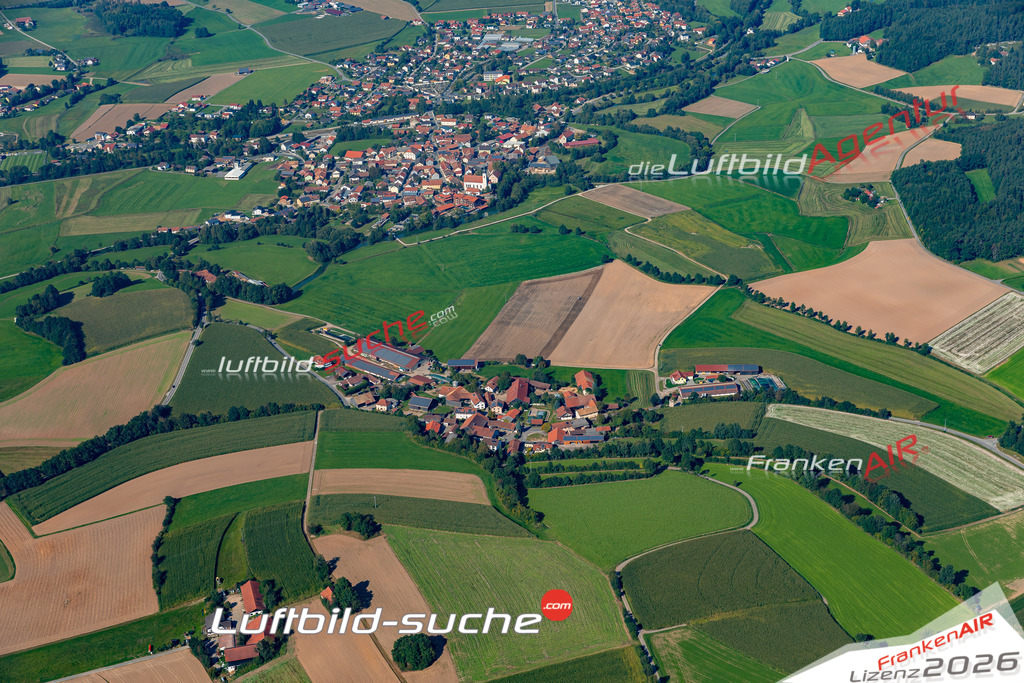 Die Luftaufnahme Grasfilzing - Arnschwang wurde 2021 mittels Flugzeug (keine Drohne) erstellt. Hohe Auflösung -für große Poster und Wandbilder geeignet!