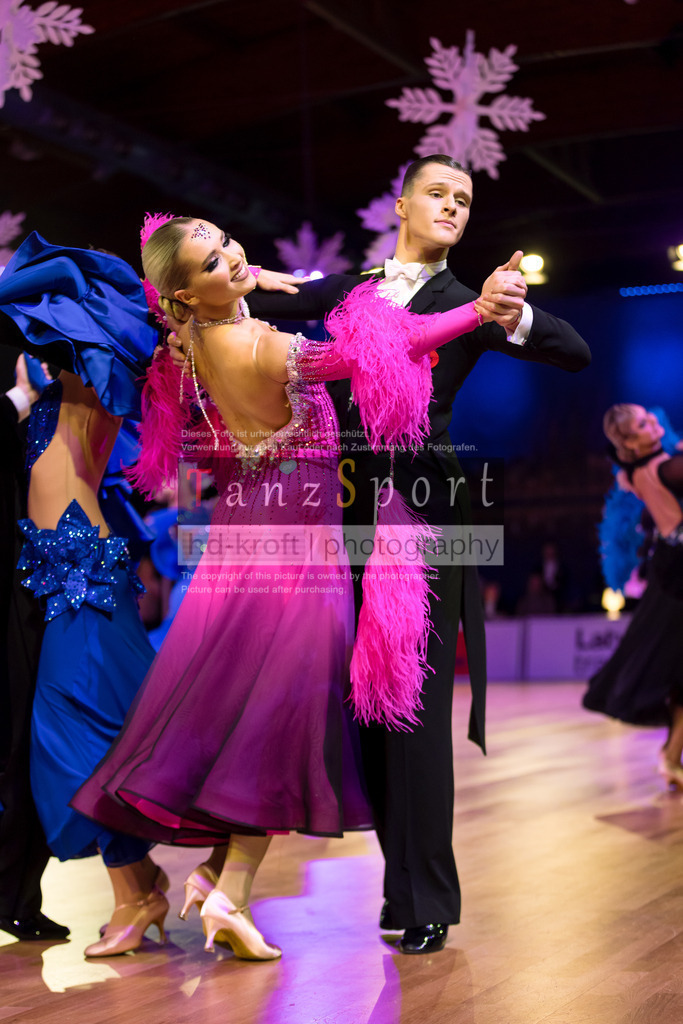 20241215_WDSF_Int_Open_Std-Riga-9263 | Tanzsportbilder, Standardtanz, Lateintanz, WDSF, DTV, LTVB, dancecomp, goc, hessen tanzt, blaues band der spree, walzer, tango, wiener walzer, slowfox, quickstepp, samba, rumba, cha-cha-cha, paso doble. jive, hd-kroft photography, turniertanzsport