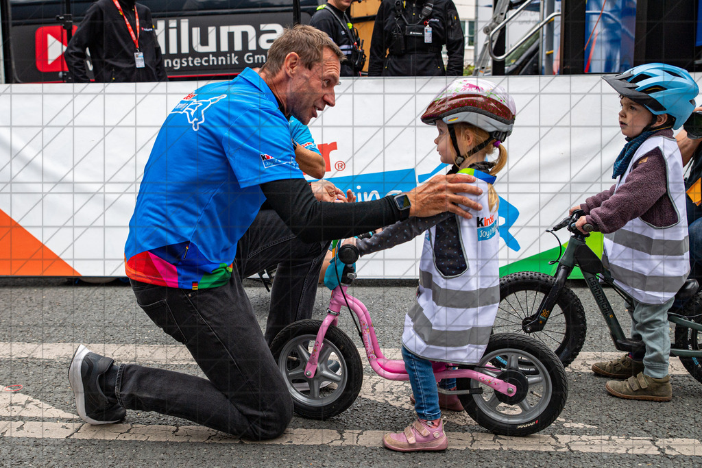 DeutschlandTour 2025 | Etappe 2 - Arnsberg (Ziel) | Kinder Joy of moving, Laufradrennen  //  22.08.25: DeutschlandTour 2025 | Etappe 2 - Arnsberg (Ziel) / Arnsberg / Deutschland  //   CREDIT:www.bullenfotos.de, Martin König, Hörner Weg 40, D-49078 Osnabrück, +4917663732967 // Nutzung und Weitergabe nur zu den vereinbarten Zwecken. Presseanfragen an Ersteller. Alle Rechte beim Ersteller. Honorierung nach MFM. - Realisiert mit Pictrs.com