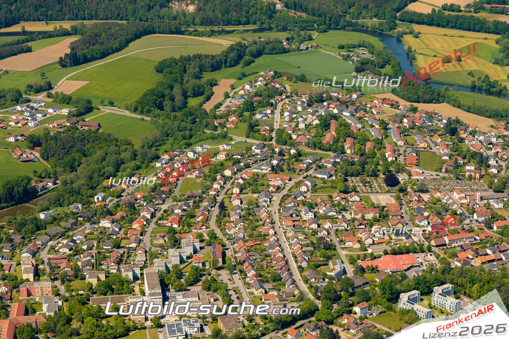Das Luftbild zeigt :  Roding - Die Luftaufnahme wurde 2024 vom UL-Flugzeug aus erstellt ( keine Drohne ) - Hochauflösende Luftaufnahme - Für grossformatige Ausdrucke geeignet. Die Geschenkidee !Mit Lizenz und Bildrechte bestellbar