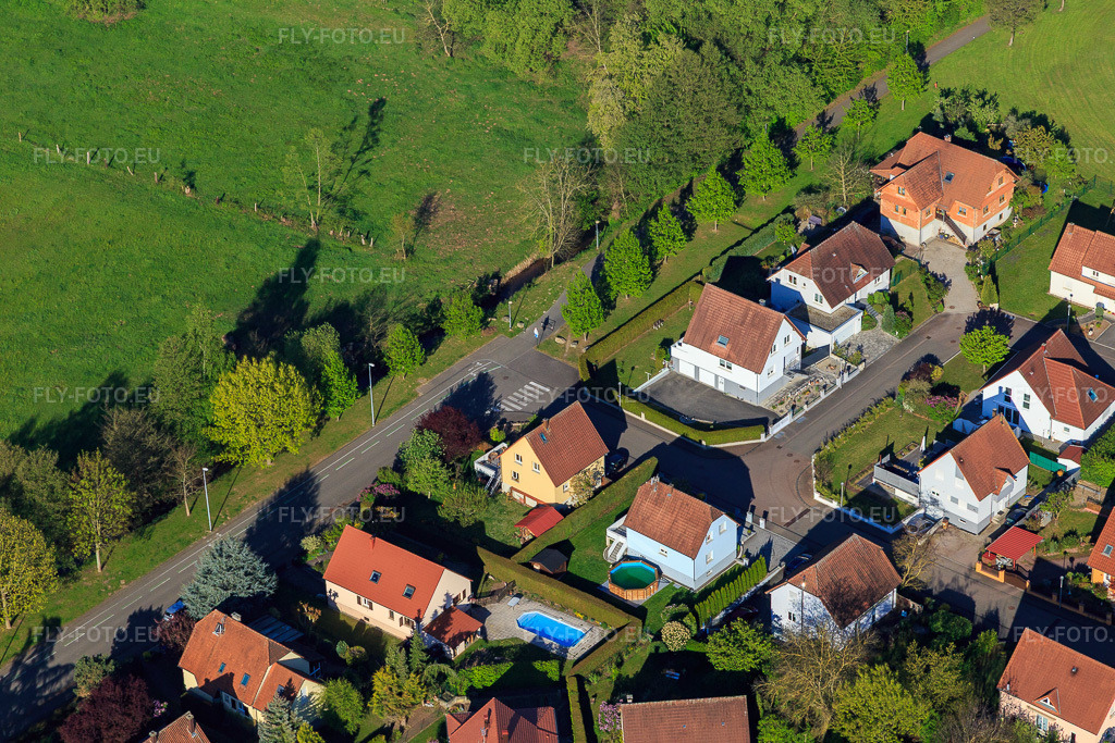 Vue aérienne: Rue des Sarments x Rue Heuwiese Altenstadt à le quartier Altenstadt in Wissembourg dans le département Bas Rhin, France – .Photo: IMG_099279.jpg prise le 30/04/2017 par Werner Riehm/FLY-FOTO.eu – Résolution de l'original: 5472 x 3648 px