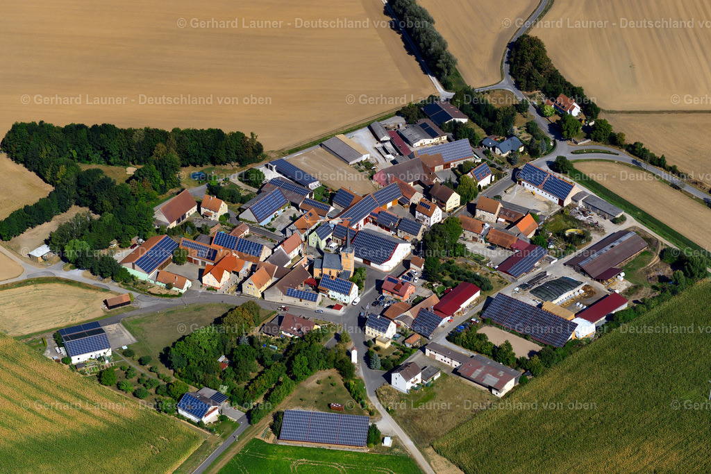 3650461 | OSTHAUSEN 13.09.2016 Landwirtschaftliche Nutzflächen und Feldgrenzen  umsäumen das Siedlungsgebiet des Dorfes in Osthausen im Bundesland Bayern, Deutschland // Agricultural land and field boundaries surround the settlement area of the village  in Osthausen in the state Bavaria, Germany Foto: Gerhard Launer