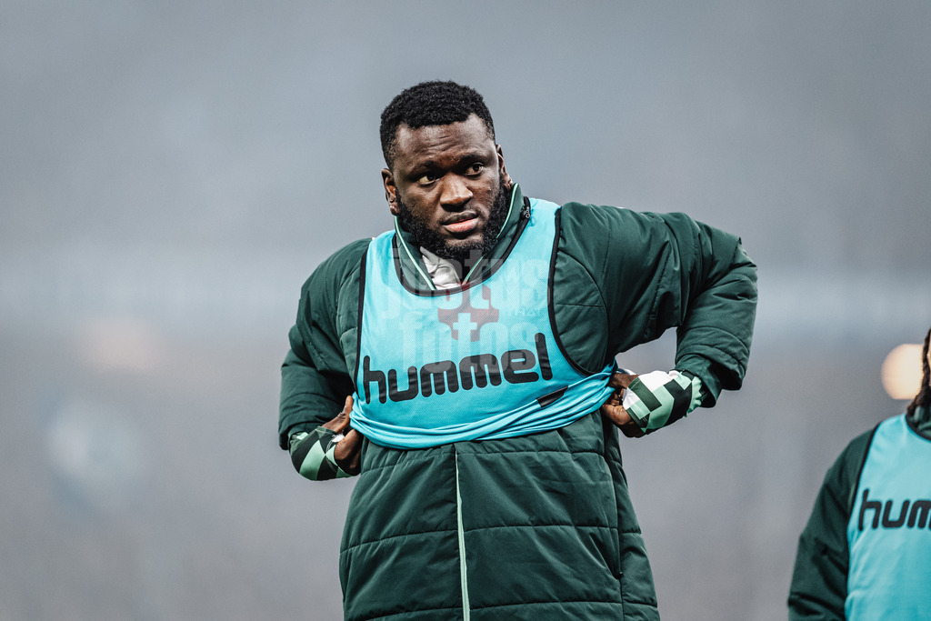 Fußball | Männer | Saison 2025/2026 | 1. Fußball-Bundesliga | 13. Spieltag | Hamburger SV vs. SV Werder Bremen | 07.12.2025 | Victor Boniface (#44, SV Werder Bremen) beim Aufwärmen