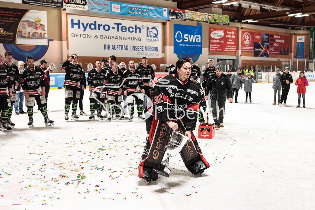 EHC Königsbrunn - TEV Miesbach | Grenzenloer Jubel beim EHC Koenigsbrunn nach dem Gewinn der Bayerliga Meisterschaft im Spiel 3 der Playoffserie gegen den TEV Miesbach / Jubel / Freude / Siegerfoto / Stefan VAJS (EHC #32)