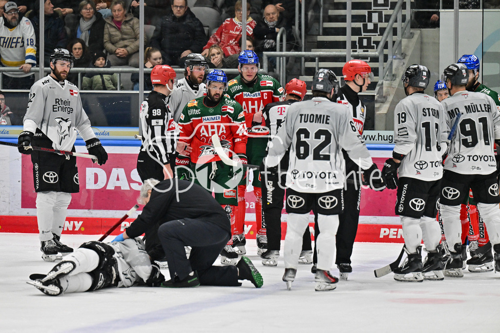 Augsburger Panther - Kölner Haie | Nach einem harten Check von Denis REUL (Augsburger Panther #29) an Josh CURRIE (Koelner Haie #18) sitzt Denis REUL (Augsburger Panther #29) benommen am Boden / DEL: Augsburger Panther - Koelner Haie, Curt Frenzel Stadion am 02.03.2025