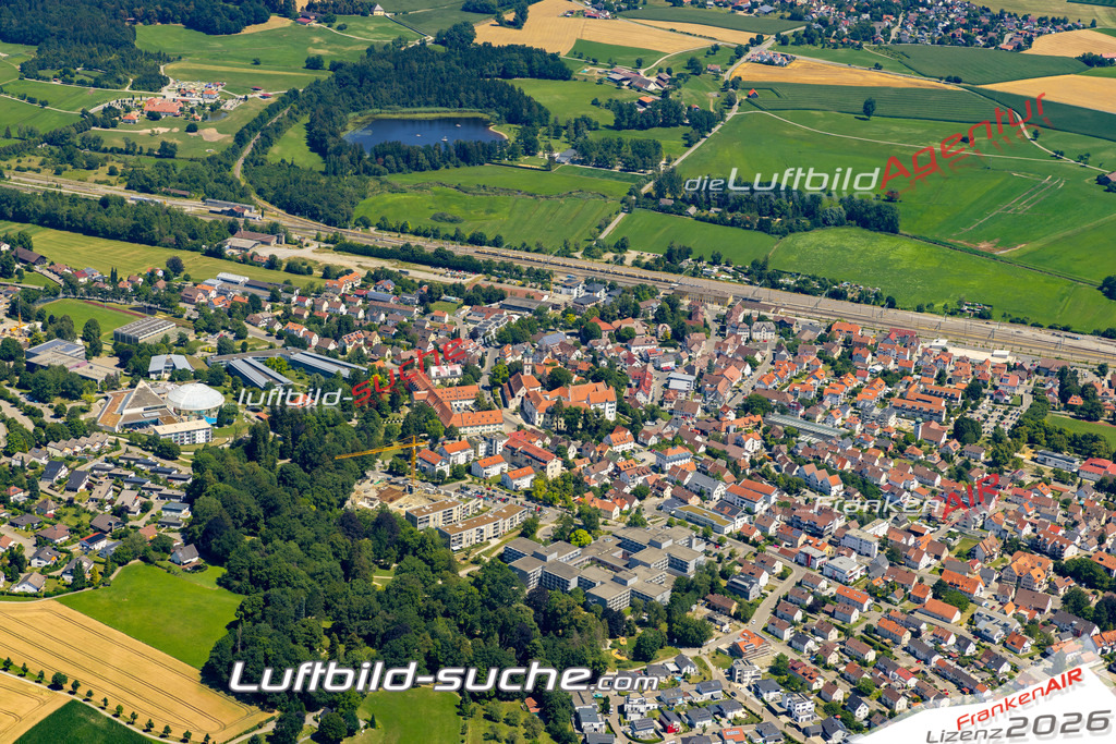 Aktuelles Luftbild von  Aulendorf - Die Luftaufnahme wurde 2022 mittels UL-Flugzeug erstellt ( keine Drohne ) - hochauflösende Kamera-Systeme von  Canon -Beste Qualität - Für grossformatige Ausdrucke geeignet. Die Geschenkidee !