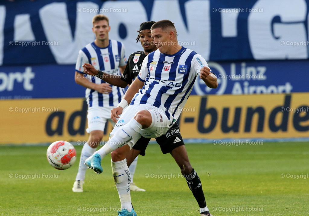 A_LUI_191024_15 | SPORT,FUSSBALL,ADMIRAL BUNDESLIGA BLAU WEISS LINZ-RZ PELLETS WAC 19.10.2024 IM BILD :MARTIN MOORMANN (BL.WEISSLINZ) UND THIERNO BALLO (WAC) FOTOLUI/MW