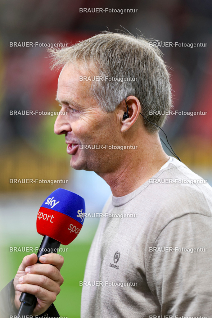 Bayer 04 Leverkusen vs Eintracht Frankfurt - Bundesliga  | Leverkusen, Deutschland, 12.09.25:   Trainer Kasper Hjulmand (Bayer 04 Leverkusen) im Interview waehrend des Spiels der Bundesliga zwischen  Bayer 04 Leverkusen vs Eintracht Frankfurt in der BayArena(Foto von Brauer-Fotoagentur / Adrian Schlueter)