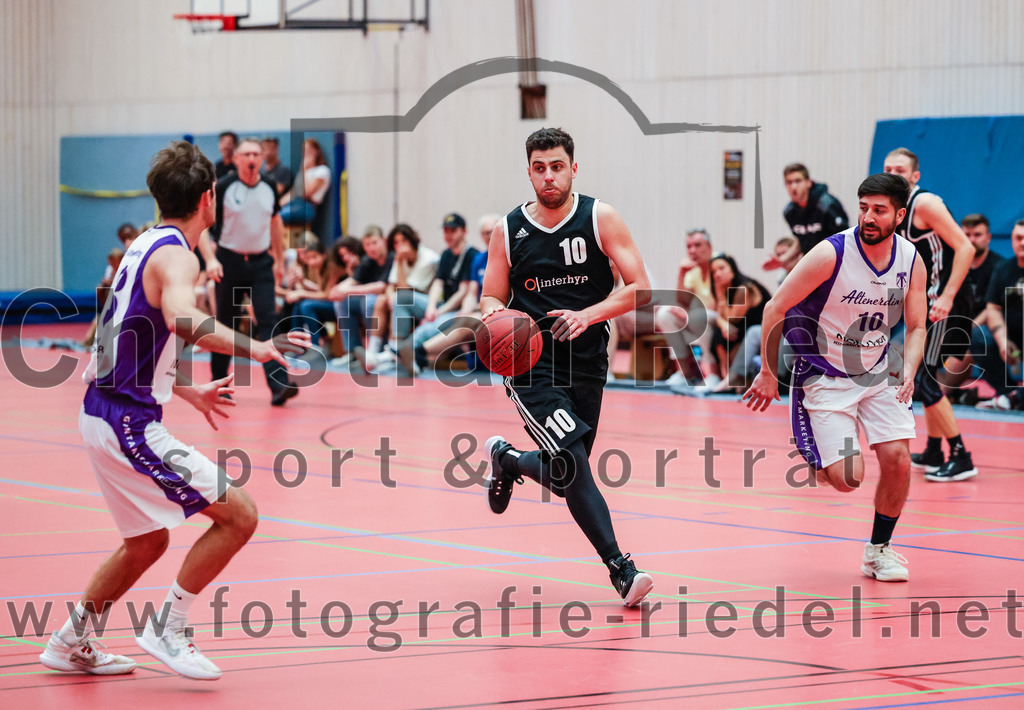 2022-05-15_072_SpVgg_Altenerding_gegen_TSV_Muenchen-Forstenried | Erding, Deutschland, 15.05.2022:
Basketball, Bezirksliga 2021 / 2022, Play-Offs, SpVgg Altenerding gegen TSV München-Forstenried, Endergebnis: 55:57

Jonah Timothy Richardson (SpVgg Altenerding, #13), Tarek Lamar (TSV München-Forstenried, #10), Abdul Azim Amani (SpVgg Altenerding, #10)

Foto: Christian Riedel / fotografie-riedel.net