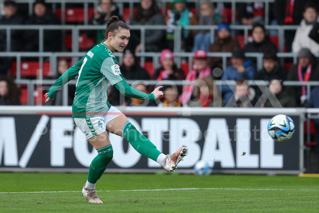 Fussball, Google Pixel Frauen-Bundesliga, RB Leipzig - SV Werder Bremen | v.li.: Sophie Weidauer (SV Werder Bremen, 9) beim Torschuss, schießt auf das Tor, am Ball, Aktion, Action, Spielszene, am Ball, Freisteller, Einzelbild, Ganzkörper, DIE DFB-RICHTLINIEN UNTERSAGEN JEGLICHE NUTZUNG VON FOTOS ALS SEQUENZBILDER UND/ODER VIDEOÄHNLICHE FOTOSTRECKEN. DFB REGULATIONS PROHIBIT ANY USE OF PHOTOGRAPHS AS IMAGE SEQUENCES AND/OR QUASI-VIDEO.