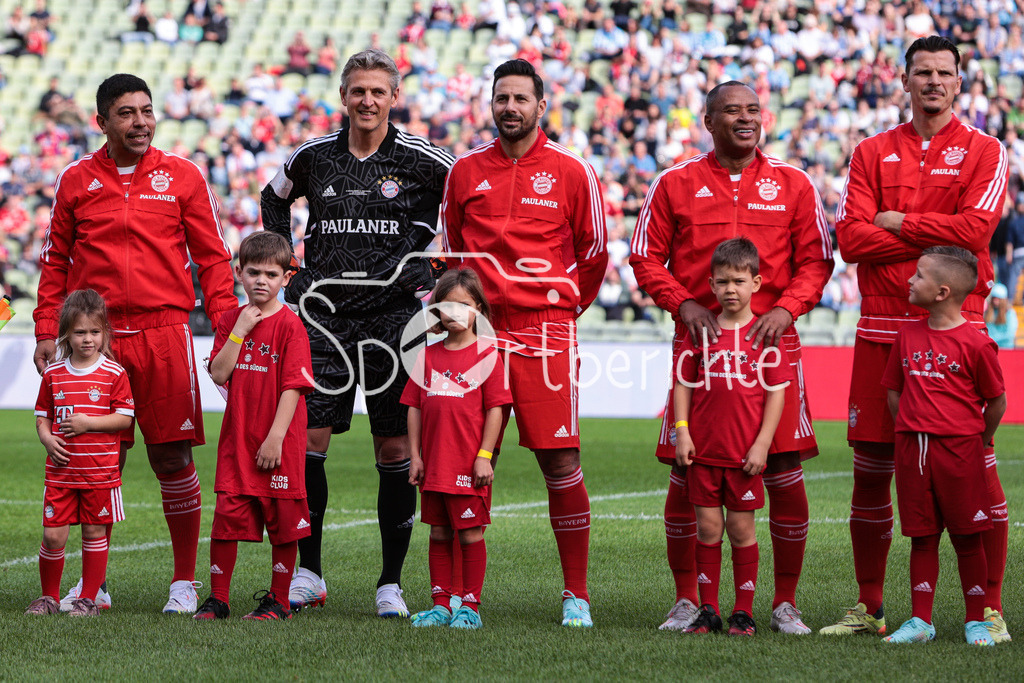 FC Bayern Muenchen - TSV 1860 Muenchen | v. l. Giovanne Elber, Hans-Joerg Butt, Claudio Pizarro und Paulo Sergio, Daniel Van Buyten