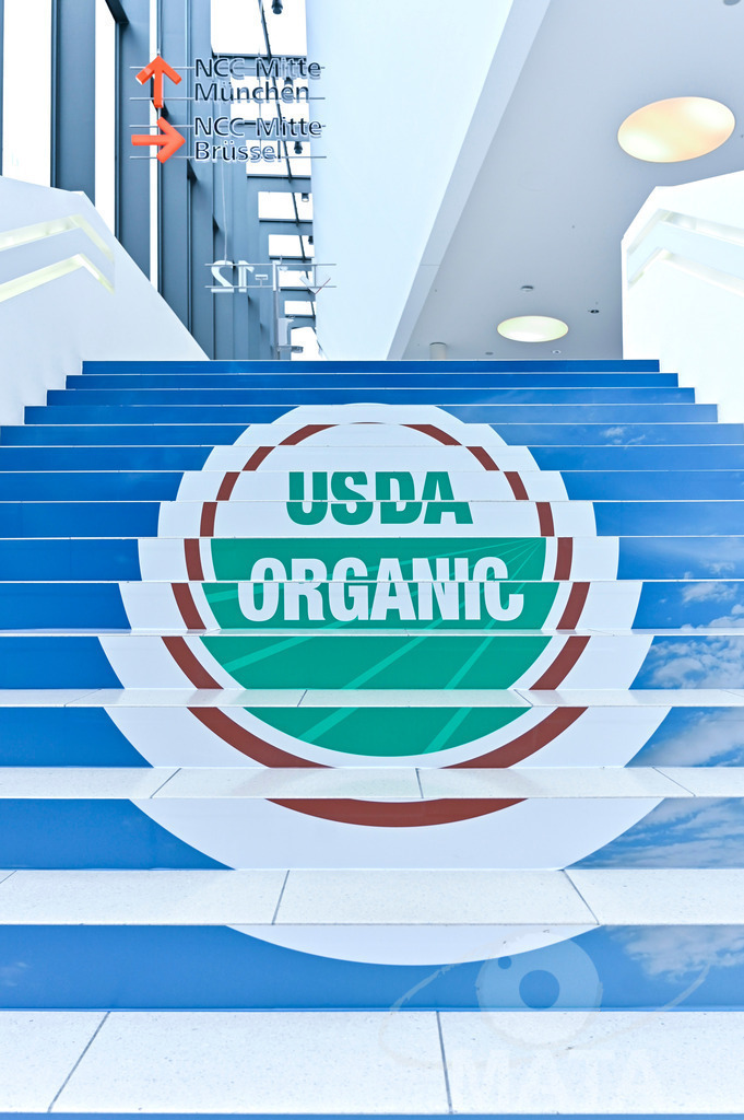 _DW03240 | Das Herz der internationalen Bio-Branche schlug vom 26.–29.07.2022 für vier Tage in Nürnberg. Die BIOFACH, Weltleitmesse für Bio-Lebensmittel, und die VIVANESS, Internationale Fachmesse für Naturkosmetik, meldet sich mit der einmaligen „Summer Edition“ zurück. Groß war die Wiedersehensfreude der über 24.000 Fachbesucher aus 137 Ländern. Im Fokus: Der persönliche Austausch, Networking und vertiefte Gespräche zu den Themen der Zeit. Aber auch: Neuheiten und Trends entdecken und eintauchen mit allen Sinnen in die Produktvielfalt der 2.276 Aussteller aus 94 Ländern. Nürnberg, 29.07.2022 - Realisiert mit Pictrs.com