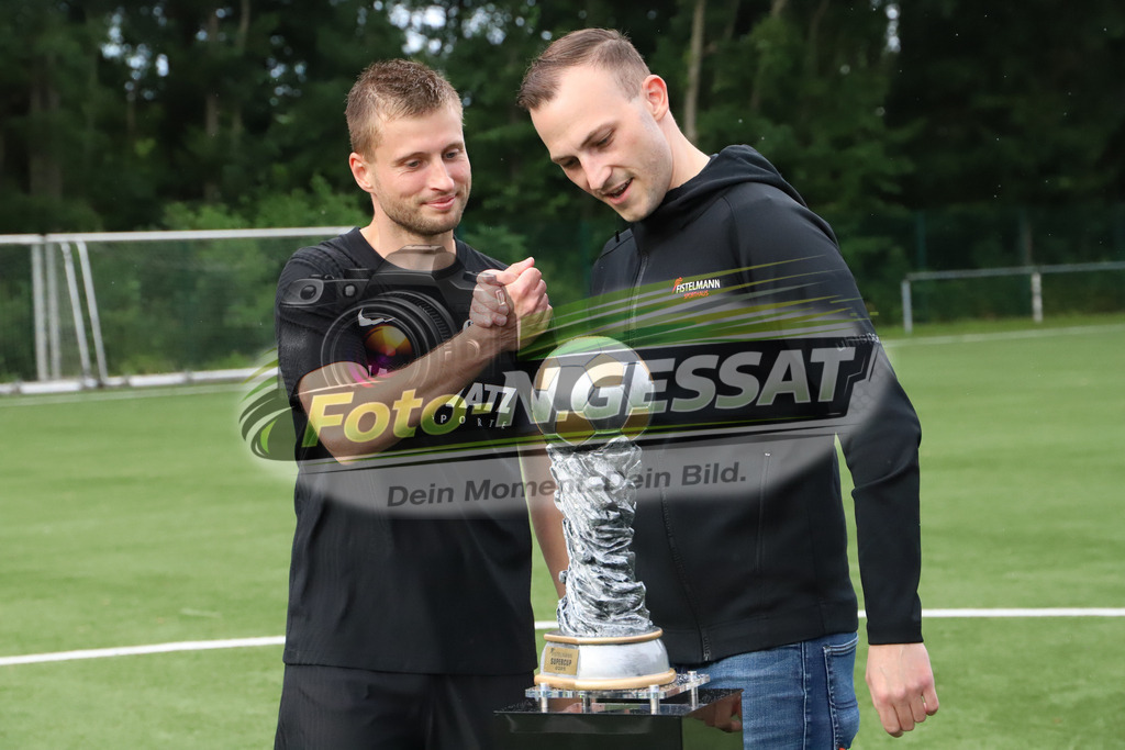 SC Bünde - BV 21 Stift-Quernheim | Auf dem Bild zu sehen: Übergabe durch Fabian Haarmann an BV Spieler Maximilian Laege SC Bünde, BV 21 Stift-Quernheim, Fistelmann Supercup, Hunnebrock, Deutschland  - Realisiert mit Pictrs.com