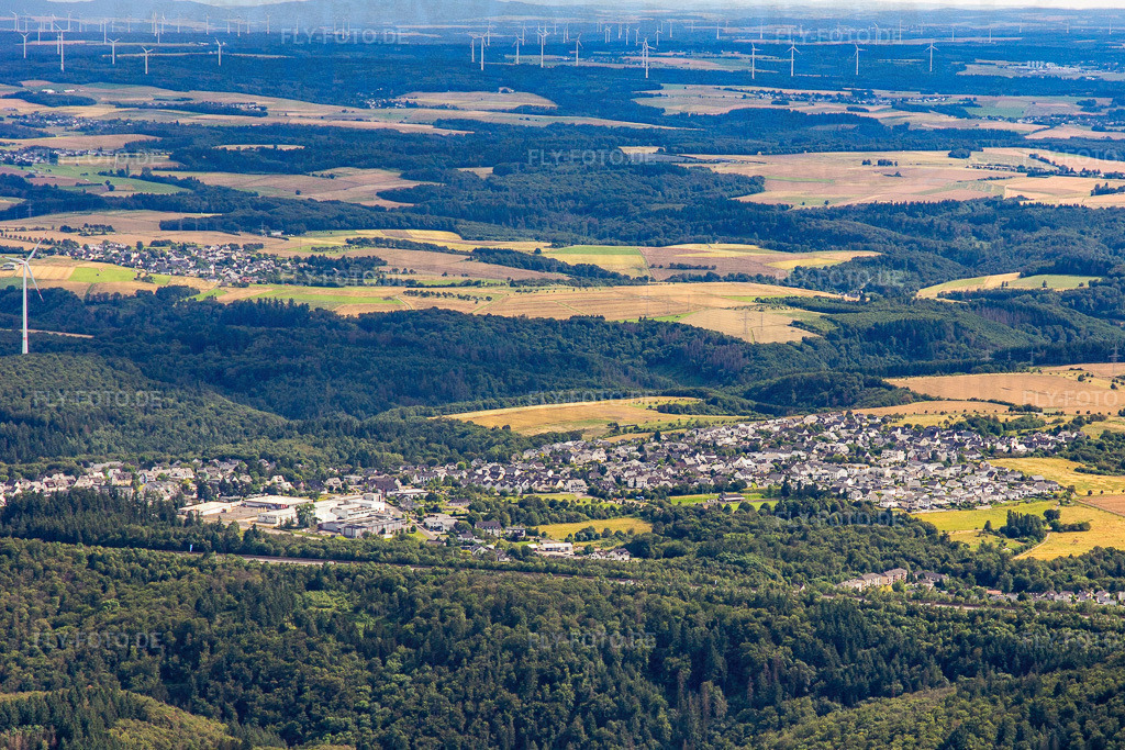 Ortsansicht | Luftbild: Ortsansicht in Halsenbach im Bundesland Rheinland-Pfalz in Deutschland. Foto: IMG_142118.jpg vom 07.07.2024 durch Werner Riehm/FLY-FOTO.de - Realisiert mit Pictrs.com