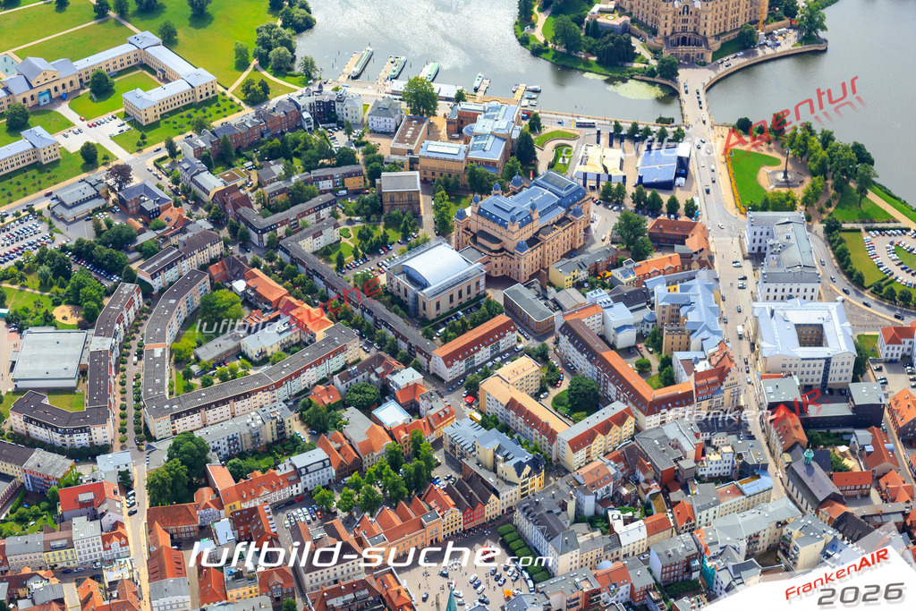 Die Luftaufnahme der Stadt Schwerin wurde vom UL-Flugzeug heraus erstellt ( keine Drohne )- hohe Auflösung für beste Qualität