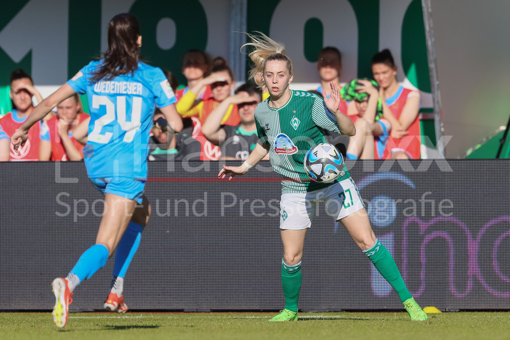 Fussball, Google Pixel Frauen-Bundesliga, SV Werder Bremen - VfL Wolfsburg | v.li.: Nina Lührßen (SV Werder Bremen, 27) am Ball, Einzelbild, Ganzkörper, Aktion, Action, Spielszene, DIE DFB-RICHTLINIEN UNTERSAGEN JEGLICHE NUTZUNG VON FOTOS ALS SEQUENZBILDER UND/ODER VIDEOÄHNLICHE FOTOSTRECKEN. DFB REGULATIONS PROHIBIT ANY USE OF PHOTOGRAPHS AS IMAGE SEQUENCES AND/OR QUASI-VIDEO.