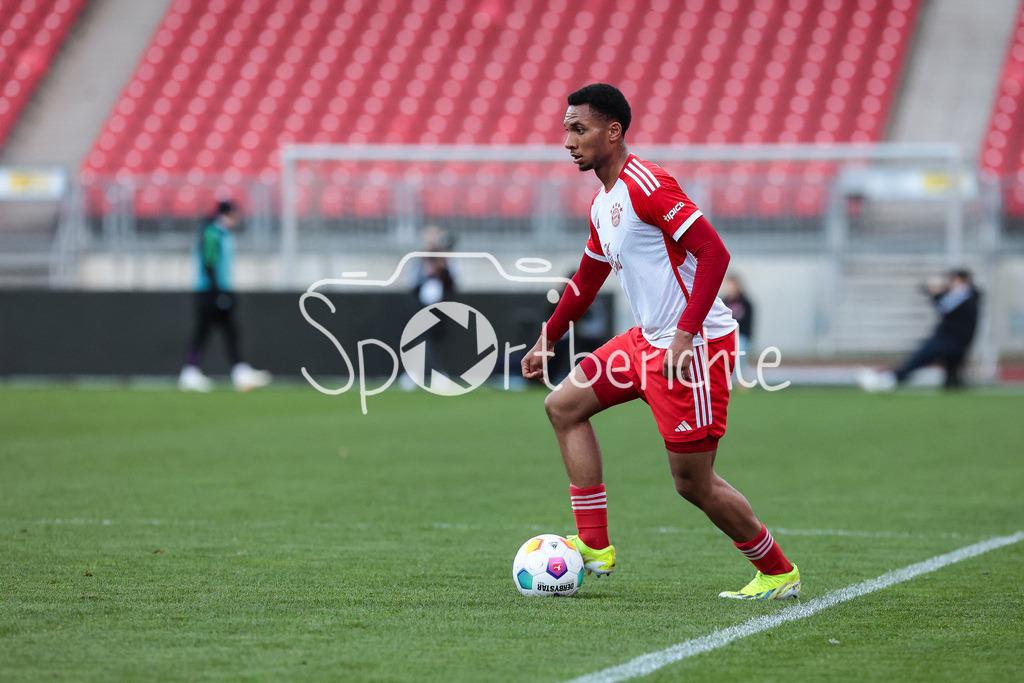 1. FC Nürnberg II - FC Bayern Amateure | am Ball Vincent MANUBA (FCB #20) / Freisteller / Einzelfoto