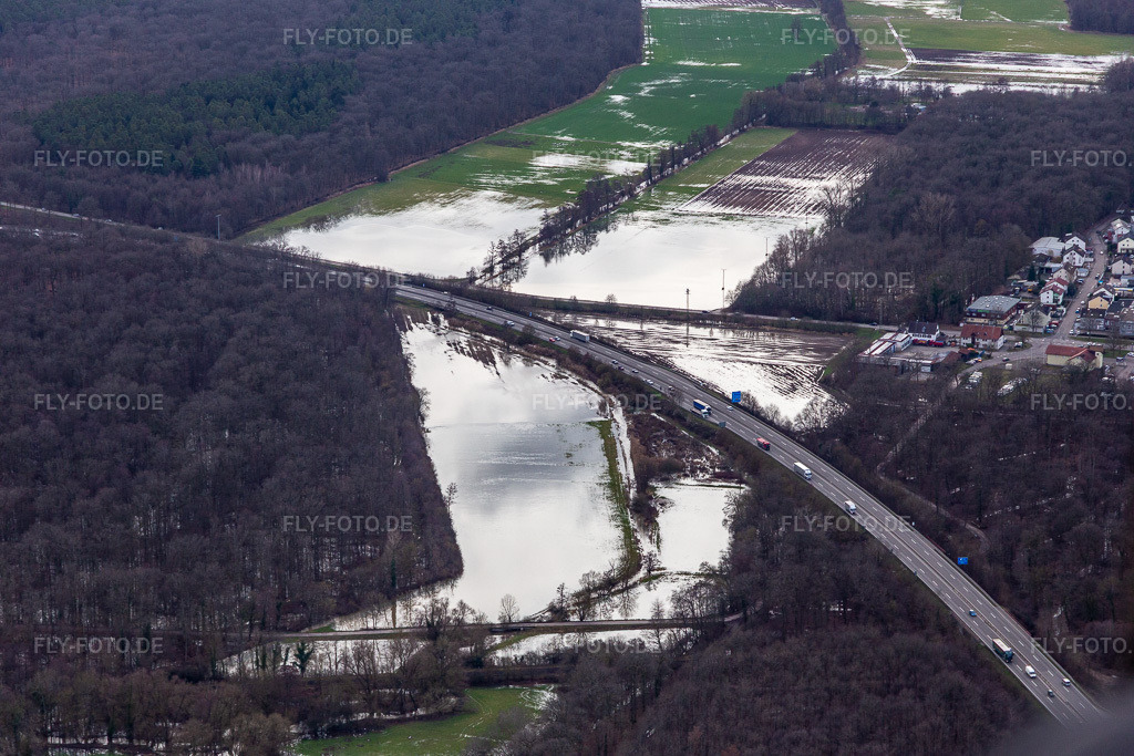 Luftbild: Waldgebiet Bienwald mit Land unter am Otterbach mit überschwemmten Wiesen an der A65 in Kandel im Bundesland Rheinland-Pfalz in Deutschland. Foto: IMG_124287.jpg vom 04.02.2021 durch Werner Riehm/FLY-FOTO.de