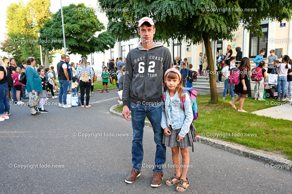 Schulbeginn 2023_ Volksschule Enns_ 11.09.2023-6 | 11.09.2023, Enns, AUT, Schulbeginn 2023, Volksschule Enns, im Bild Michael Baloh mit Tochter Johanna aus Moos