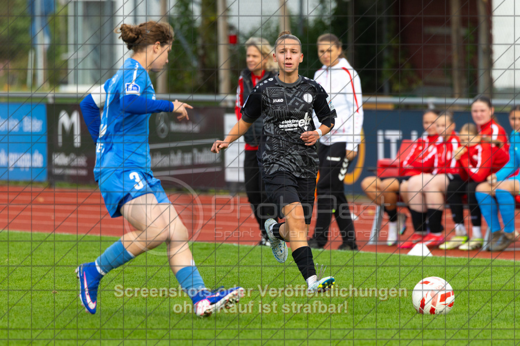 20261010_141516_0681_(c)_by_PhotoPeet | Sophie Anna Sperlich (1.FC Donzdorf #04)1.FC Donzdorf (schwarz) vs. SC Sand (blau), Fußball, EnBW-Oberliga B -Juniorinnen, 05. Spieltag, Saison 2026/2027, Rasenplatz Lautertal Stadion, Süßener Straße 16, 73072 Donzdorf, 10.10.2026 - 14:00 Uhr,Foto: PhotoPeet / Sport- &amp; Eventfotografie / Peter Harich