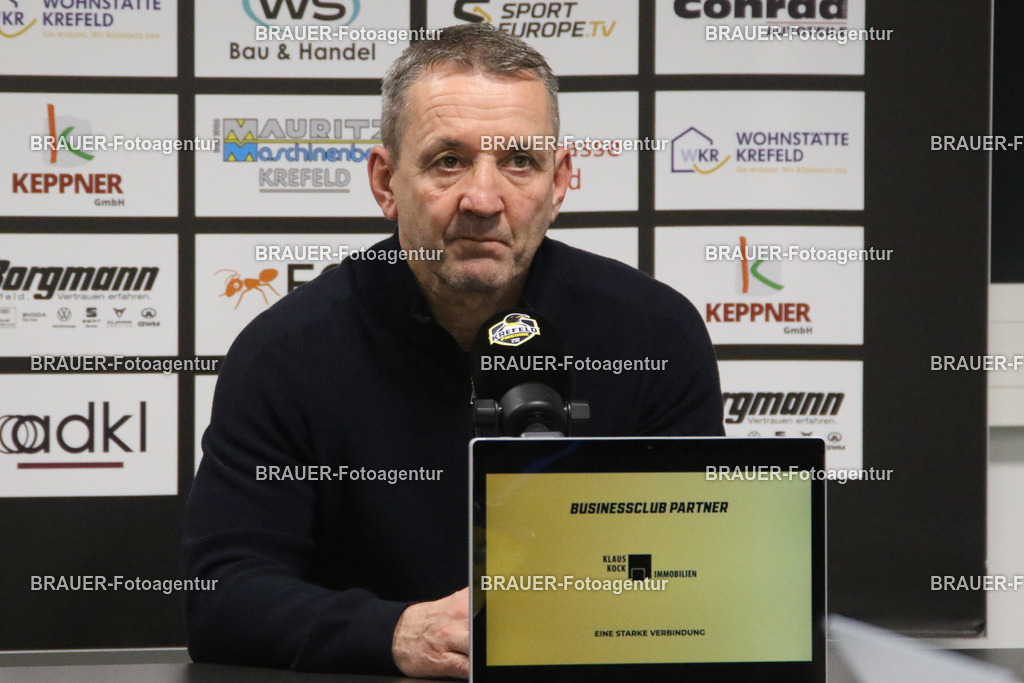 02.11.2025: DEL2  Krefeld Pinguine - Eispiraten Crimmitschau | Krefeld, Deutschland, 02.11.2025: Trainer Thomas Popiech (Krefeld Pinguine) in Aktion während des DEL2-Spiels zwischen Krefeld Pinguine - Eispiraten Crimmitschau am 02.11. 2025 in der Yayla-Arena in Krefeld, Deutschland. (Foto Ralph Görtz / Brauer-Fotoagentur)