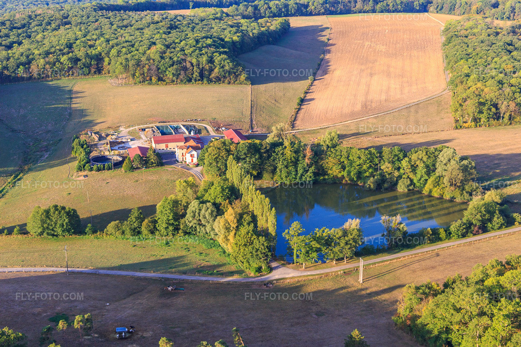Aerial view: La Mailly in Dombrot-sur-Vair in the state Vosges, France. – Photo: IMG_118432.jpg taken on 09/16/2019 by Werner Riehm/FLY-FOTO.com – Resolution of the original: 5472 x 3648 px