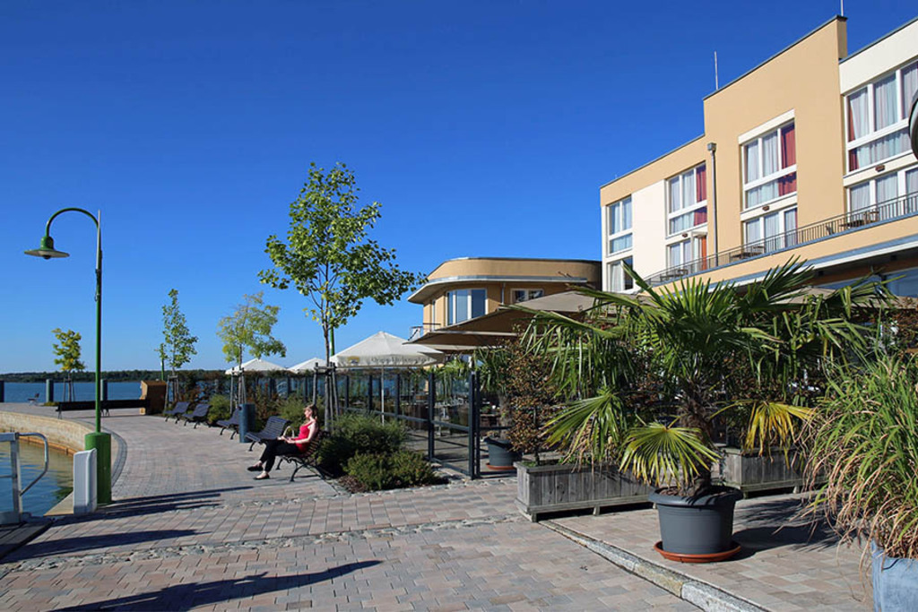 Bildlexikon Leipzig - Lagovida - Das Ferienresort am Störmthaler See | Das Team hinter BILDLEXIKON LEIPZIG bündelt historische wie aktuelle Informationen über die Stadt Leipzig in Text und Bild auf einer Plattform und stellt diese der interessierten Öffentlichkeit zur Verfügung.