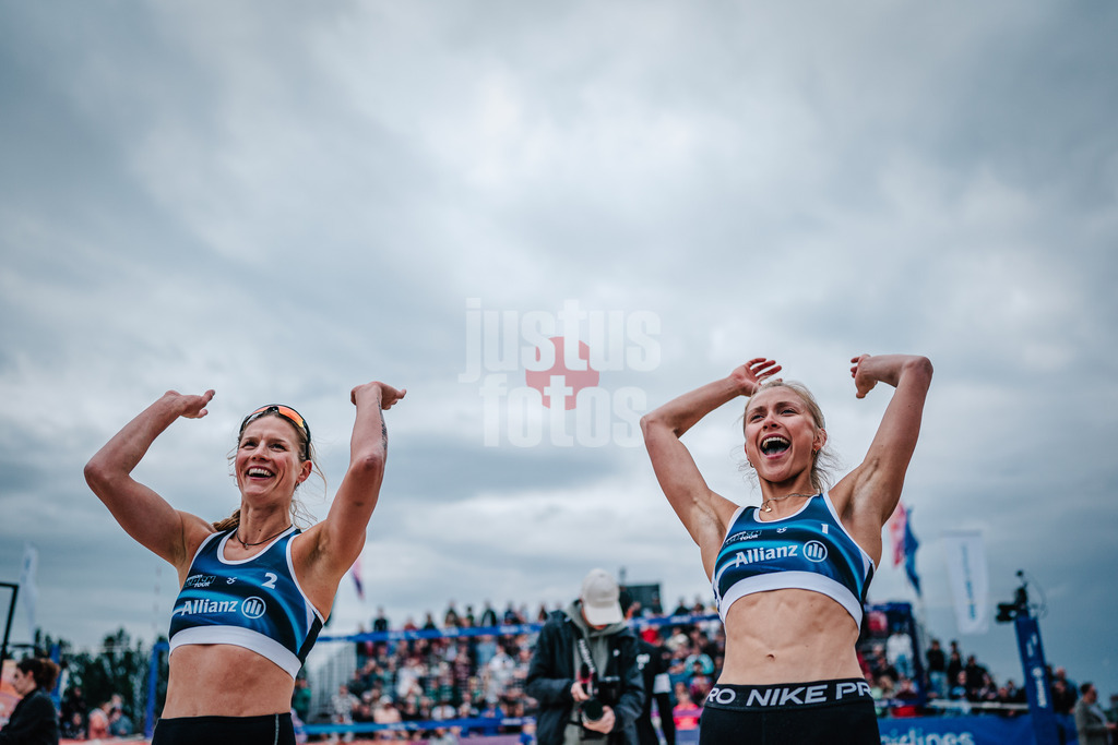 Beachvolleyball | Frauen | German Beach Tour 2024 | Tourstop Bremen | 09.06.2024 | v.l. Kim van de Velde und Paula Schürholz machen eine Laola