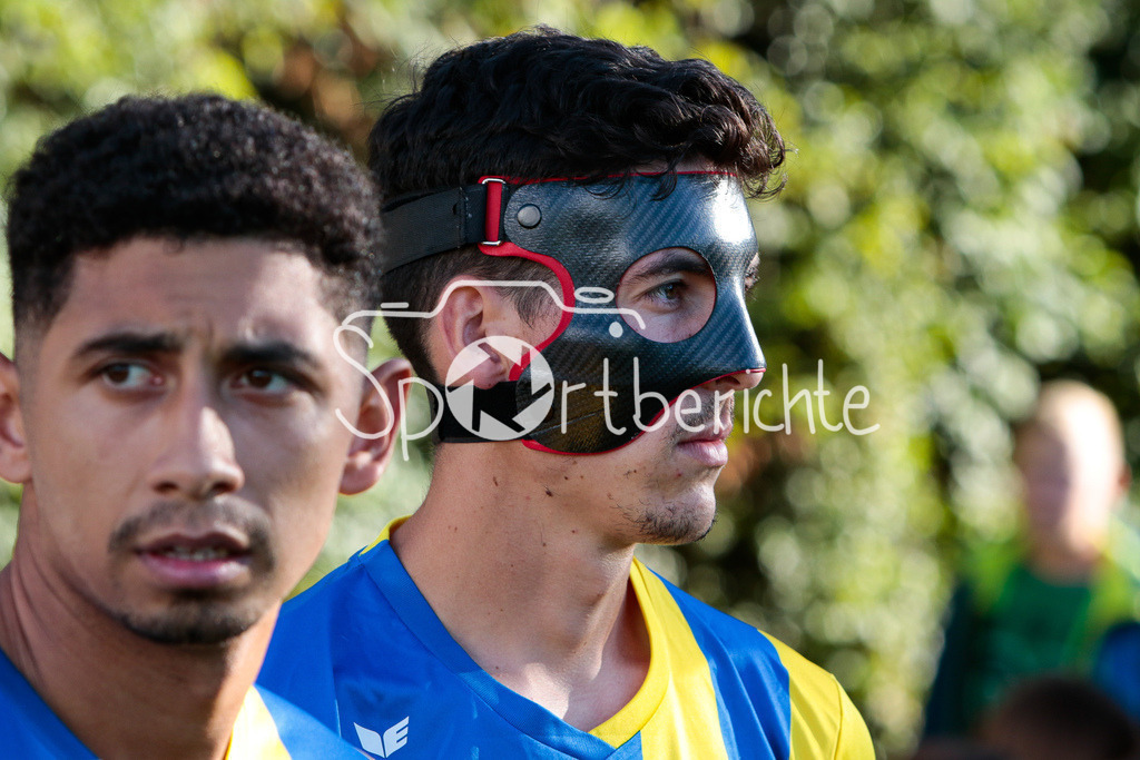 FC Pipinsried - SV Viktoria Aschaffenburg | Simon Rauscheder (FCP #5) mit seiner Maske vor der Partie
