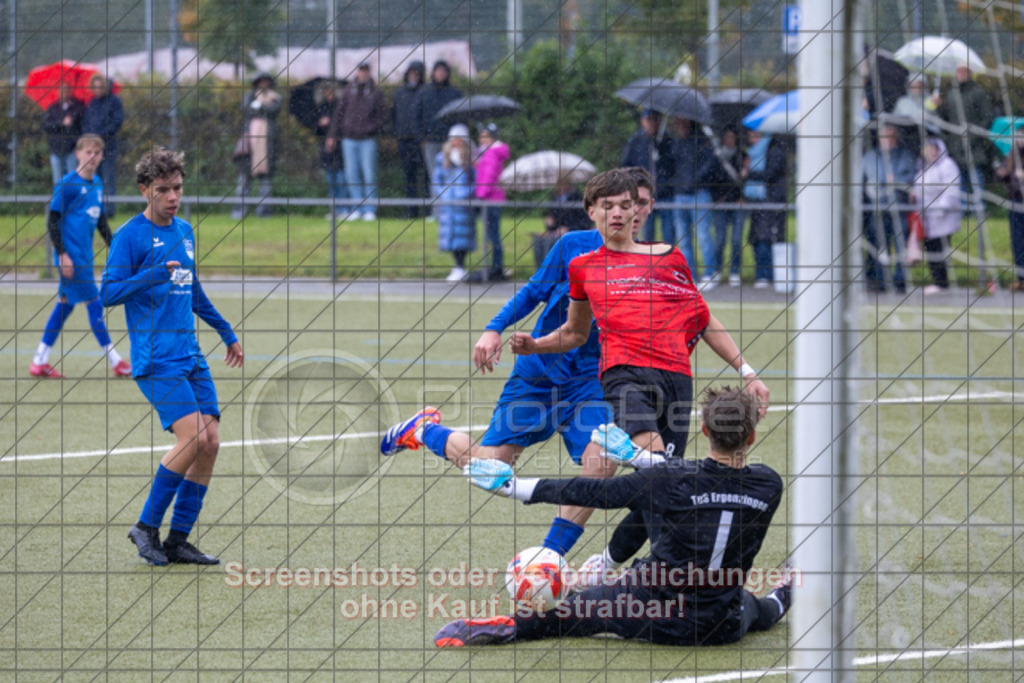 20251005_120234_0073 | #,1.Göppinger SV (rot) vs. TUS Ergenzingen (blau), Fussball, B-Junioren Leistungsstaffel Mitte, wfv, 03.Spieltag,  Saison 2025/2026, Kunstrasenplatz Süd, Hohenstaufenstr. 116, 73033 Göppingen, 05.10.2025 - 11:00 Uhr,Foto: PhotoPeet-Sportfotografie/Peter Harich