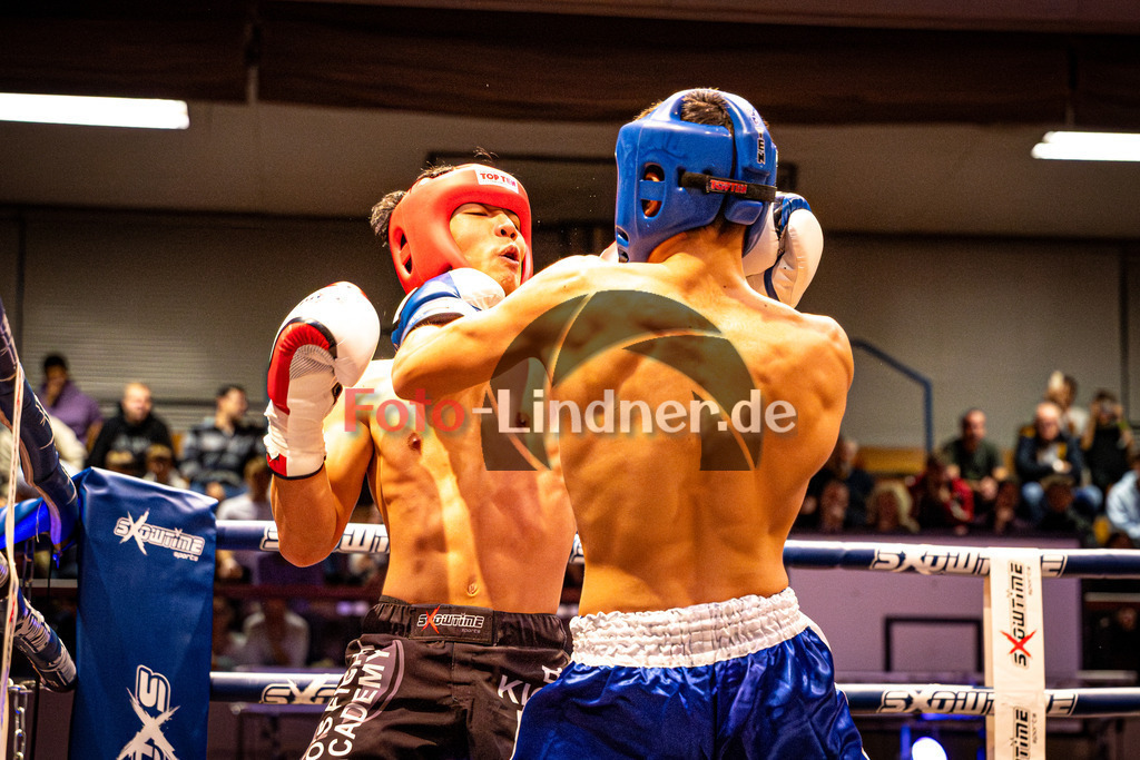 Kian Tok (Sparta Mun.) blau gegen Lukas Buathong (MFA Penz) rot | MFA Fight Night Boxen -67kg Kampf 4, Kian Tok (Sparta Mun.) blau gegen Lukas Buathong (MFA Penz) rot, 20251108,,2025-11-08 in Penzberg (Wellenberghalle Penzberg), Copyright: WolfgangxLindner www.foto-lindner.de