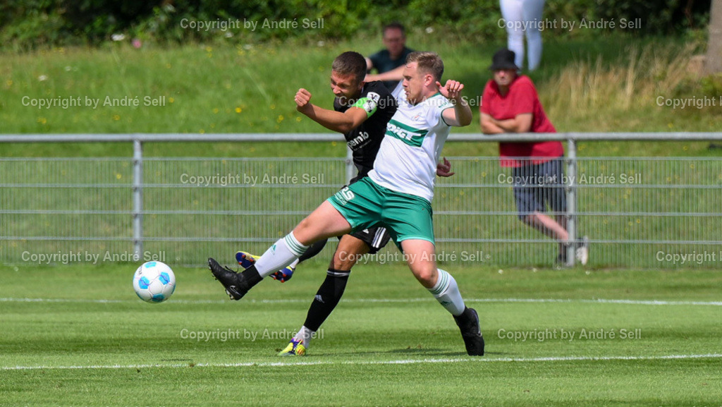 PSV Neumünster vs Heider SV | Marc-Oliver Timm (PSV #5) / Jonah Gieseler (Heide #27) - Fußball-Oberliga Männer 2024/2025 / PSV Neumünster vs Heider SV / PSV Stadion Platz A / Neumünster / 17.08.24 - Realisiert mit Pictrs.com