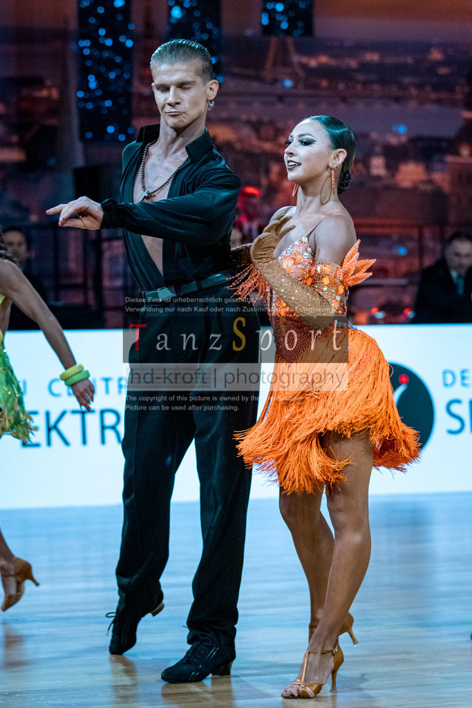20251212_WDSF_World_Ch_Cup_RS-Lat_1291-2 | Tanzsportbilder, Standardtanz, Lateintanz, WDSF, DTV, LTVB, dancecomp, goc, hessen tanzt, blaues band der spree, walzer, tango, wiener walzer, slowfox, quickstepp, samba, rumba, cha-cha-cha, paso doble. jive, hd-kroft photography, turniertanzsport