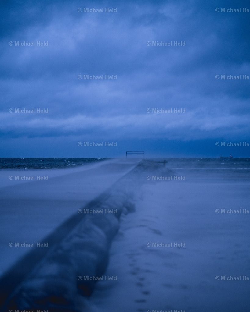 Wintersturm an der Ostsee bei Kiel | Profi-Fotos über Schleswig-Holstein und dem ganzen Norden für Büro, Hotel, Ferienhaus, Ferienwohnung, Wohnzimmer, Arztpraxis uvm. jetzt bestellen. - Realisiert mit Pictrs.com