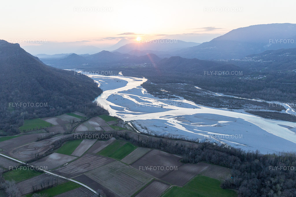 Aerial view: View of the town in Cimano in the state Friuli Venezia Giulia, Italy. – Photo: IMG_105617.jpg taken on 04/07/2018 by Werner Riehm/FLY-FOTO.com – Resolution of the original: 5472 x 3648 px