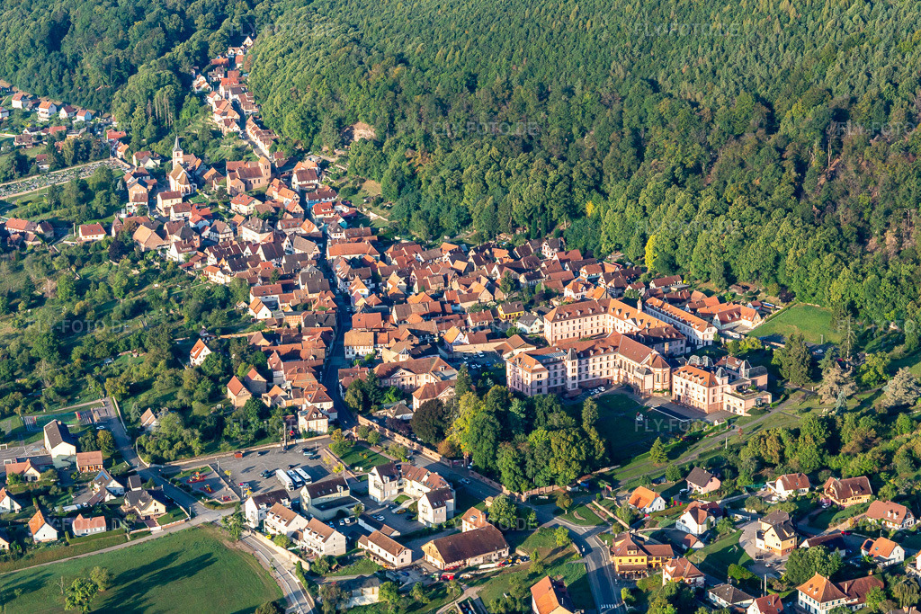 Luftbild: Kloster Oberbronn und Krankenhaus Notre Dame in Oberbronn im Bundesland Bas-Rhin in Frankreich. Foto: IMG_139189.jpg vom 01.10.2023 durch Werner Riehm/FLY-FOTO.de