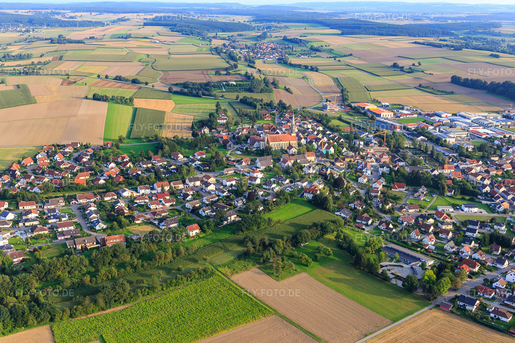 Luftbild: Dorfansicht aus Norden mit Kirche St. Michael in Hohentengen im Bundesland Baden-Württemberg in Deutschland. Foto: IMG_102916.jpg vom 26.08.2017 durch Werner Riehm/FLY-FOTO.deGemeinde Hohentengen | Katholische Kirchengemeinde St. Michael