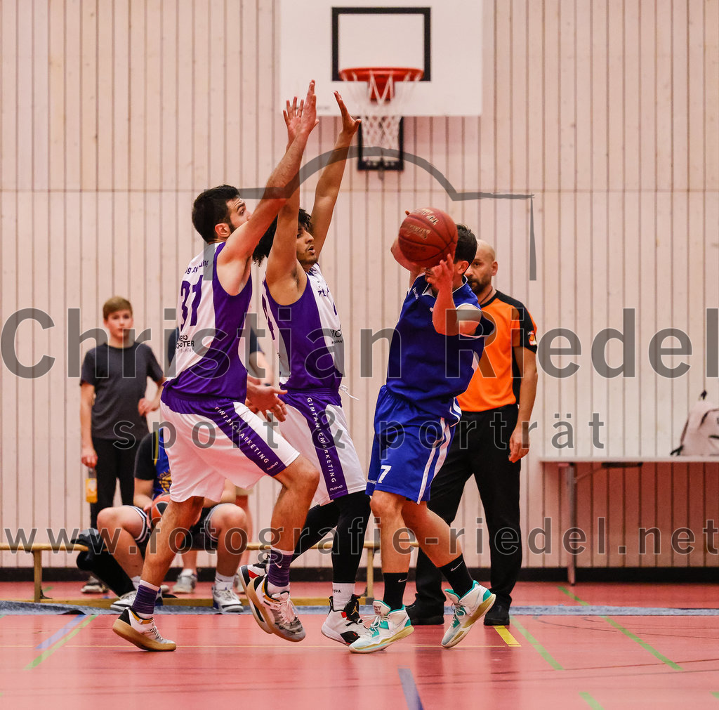 2022-05-29_073_SpVgg_Altenerding_gegen_Muenchen_Basket_2 | Erding, Deutschland, 29.05.2022:
Basketball, Bezirksliga 2021 / 2022, Herren Turnier der 2. der Aufstiegsrunden, SpVgg Altenerding gegen München Basket 2, Endergebnis: 

Sasa Sukovic (SpVgg Altenerding, #31), Justin Ledbetter (SpVgg Altenerding, #24), Robert Stais (München Basket, #7)

Foto: Christian Riedel / fotografie-riedel.net