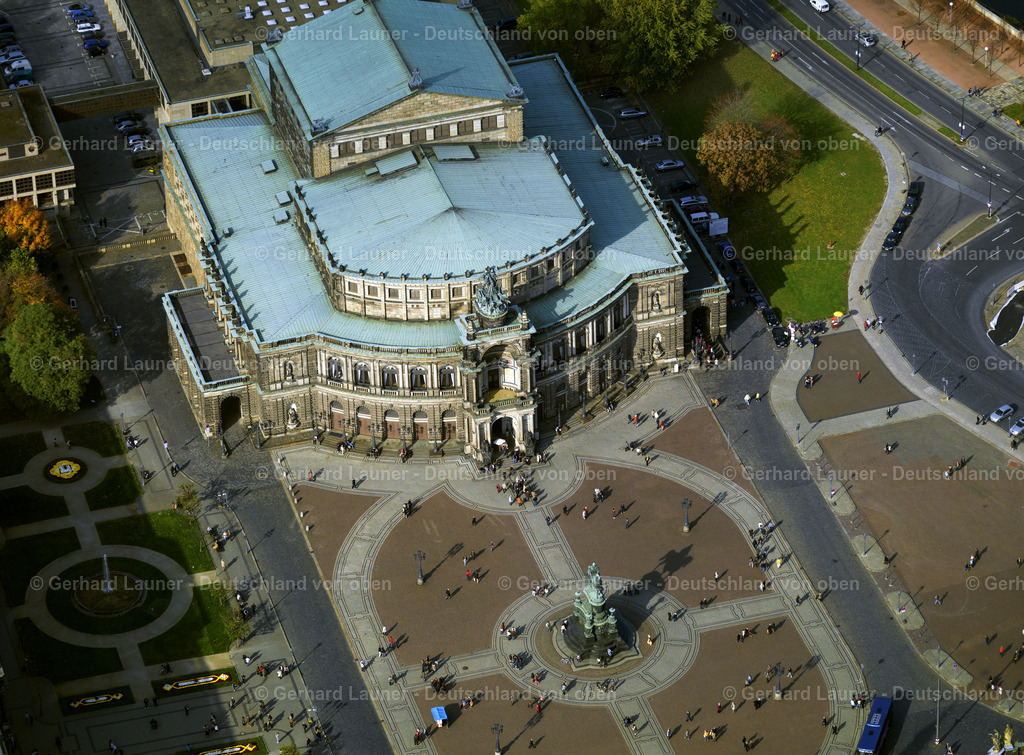 2888136 | DRESDEN 07.09.2021 Semperoper am Theaterplatz in Dresden im Bundesland Sachsen, Deutschland. Das Opernhaus wurde von dem Architekten Gottfried Semper entworfen.