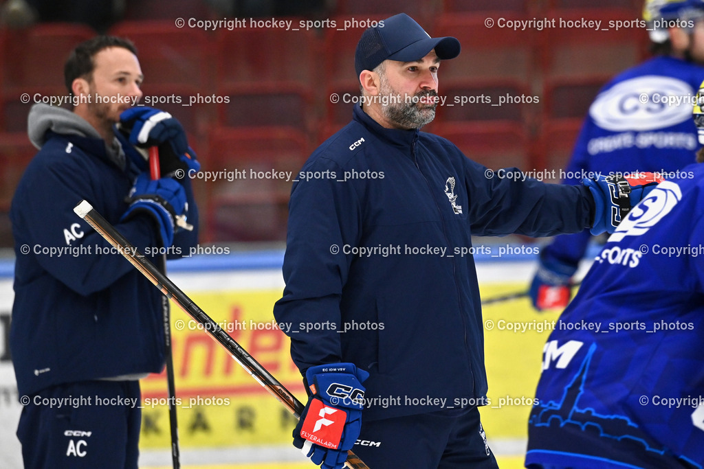 Eistrainig EC VSV mit Headcoach Pierre Allard | Marco Pewal Assistant Coach EC VSV, Eistraining EC VSV mit Headcoach Pierre Allard, 1.Eistraining EC VSV mit Headcoach Pierre Allard am 02.12.2025 in Villach (Stadthalle Villach), Austria, (Photo by Bernd Stefan)