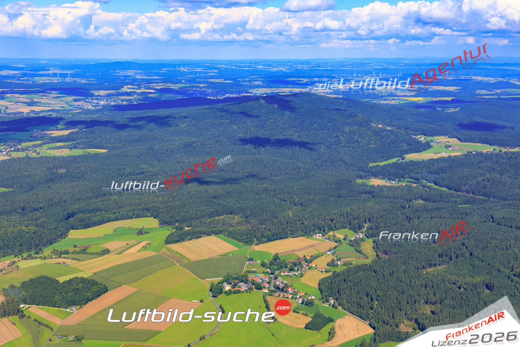 Die Luftaufnahme Schwarzenreuth - Neusorg wurde 2017 mittels Flugzeug (keine Drohne) erstellt. Perfekte Schärfe und Druck- Auflösung- Garantiert!