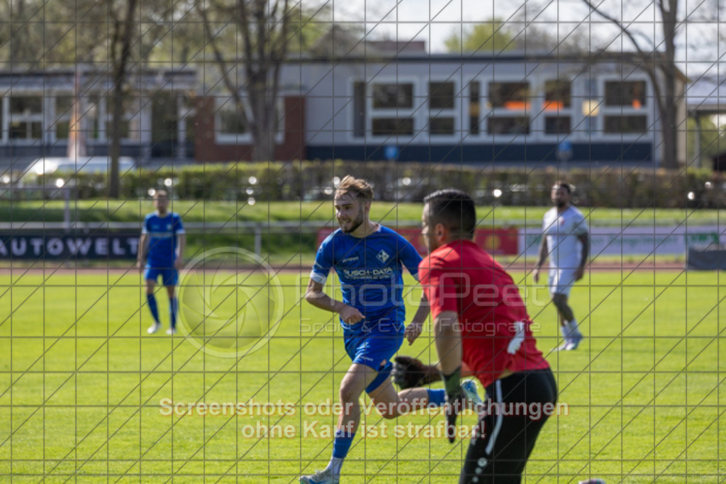 20250419_161439_0343 | #,1.FC Eislingen (blau) vs. Türksport Nürtingen (weiß), Fußball, Bezirksliga - Bezirk Neckar/Fils, 23. Spieltag, Saison 2024/2025, Rasenplatz, Eichbachstation, Haldenstraße 45, 73054 Eislingen, 19.04.2025 - 15:30 Uhr,Foto: PhotoPeet-Sportfotografie/Peter Harich
