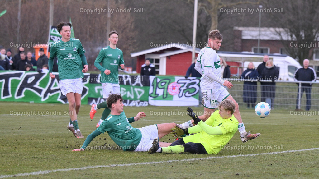 PSV Neumünster vs VfB Lübeck II - U21 | Nils Drauschke (PSV #8 erzielt hier das 2-0) / Samuel Schwoon (VfB #2) &amp; Kalle Plöchinger (VfB #12) / Fußball-Oberliga Männer 2024/2025 / PSV Neumünster vs VfB Lübeck II - U21 / PSV-Stadion / Neumünster / 01.03.25 - Realisiert mit Pictrs.com