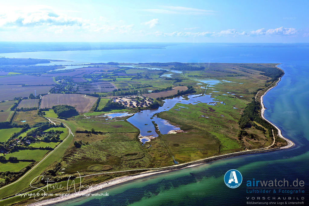 Geltinger Birk Luftbild - 1826 wurde die Windmühle Charlotte errichtet | Um die Birk landwirtschaftlich nutzen zu können, wurde 1581 der erste Deich an der schleswig-holsteinischen Ostseeküste errichtet, der das Geltinger und Beveroer Moor von der Ostsee abtrennte. Der erste Deich wurde später durch eine Sturmflut zerstört, 1750 folgte der Grahlensteindamm, und 1826 wurde die Windmühle Charlotte errichtet, die erstmals eine großflächige Entwässerung ermöglichte.